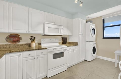 Full kitchen, including washer/dryer.