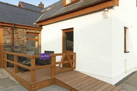 Seabreeze cottage entrance with ramp, deck area and front door