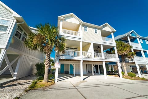 Welcome to Aloha House! Just a 1-minute walk to the beach. 