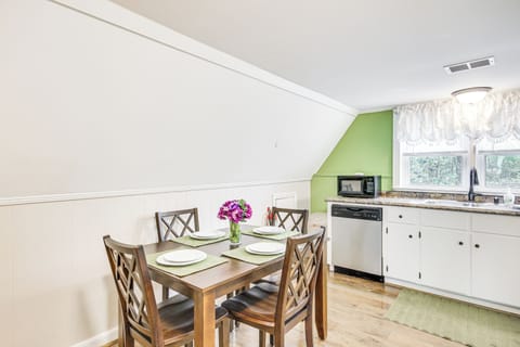 Dining Table | Dishware & Flatware