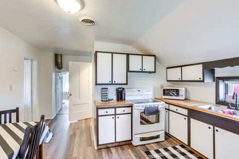 Kitchen | Keurig Single-Serve Coffee Maker | Complimentary Coffee Pods