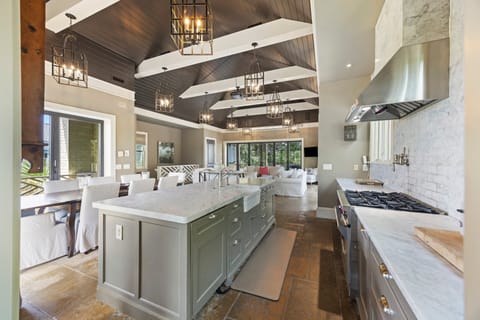 Beautifully equipped kitchen