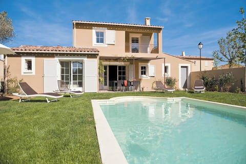 Welcome to our 115 m2 villa in the quaint village of Saint-Saturnin-les-Apt.