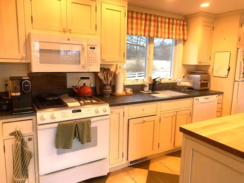Kitchen with Microwave Stove, Indoor Grill Top, Dishwasher, Coffee Grinder