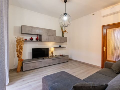 Property, Furniture, Wood, Interior Design, Building, Floor, Comfort, Flooring, Wall