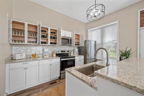 Make a statement in the kitchen with luxurious granite countertops and top-of-the-line stainless steel appliances!  #LuxuryLiving #KitchenInspo #HomeDecor