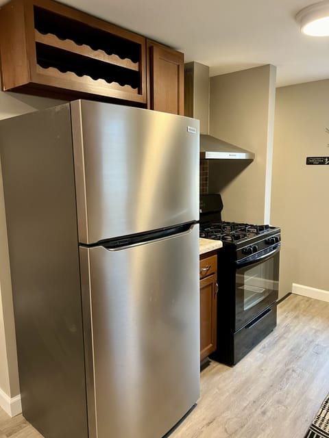 Kitchen / stove & refrigerator