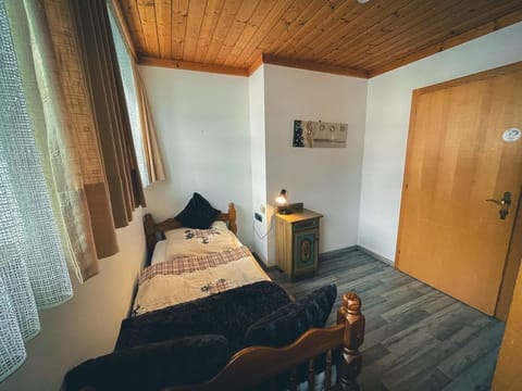 Einzelzimmer 17, WC, Dusche - Hotel-gasthof Lammersdorf Bed and Breakfast in Spittal an der Drau