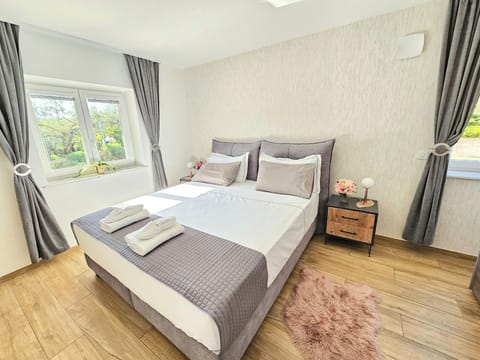 Master bedroom, large double bed (180x200) and a 35 cm Swiss-quality mattress.