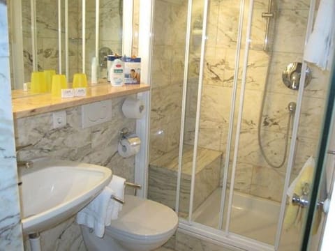 Doppelzimmer mit Balkon und Seeblick - Pension Sedlak und Golfappartements Bed and Breakfast in Spittal an der Drau