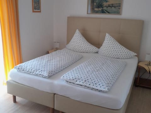 Doppelzimmer mit Balkon und Seeblick - Pension Sedlak und Golfappartements Bed and Breakfast in Spittal an der Drau