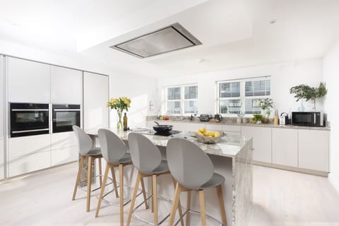 Kitchen area with breakfast bar, oven hob, microwave  - Sandyford