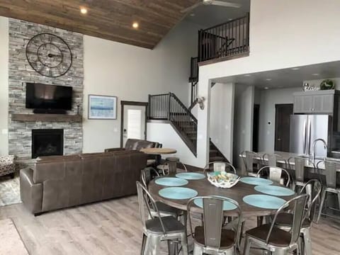 Large entertaining and dining - seats for the entire group (1)