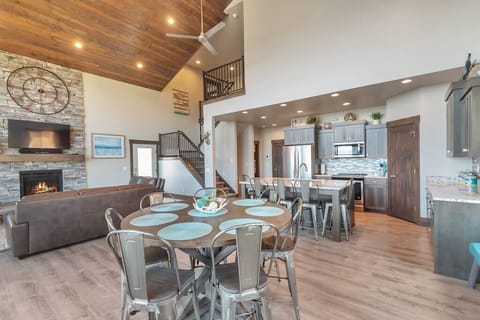 Large entertaining and dining - seats for the entire group (2)