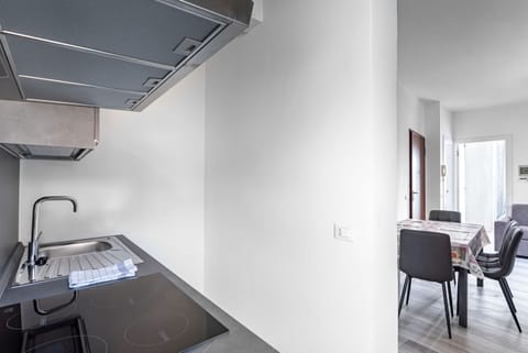 65 sqm apartment located on the first floor of a building without a lift (stairs to access), can comfortably accommodate up to 6 people.The accommodation consists of two bedrooms, living room with kitchenette, bathroom and balcony.The accommodation is lo Apartment in Padua