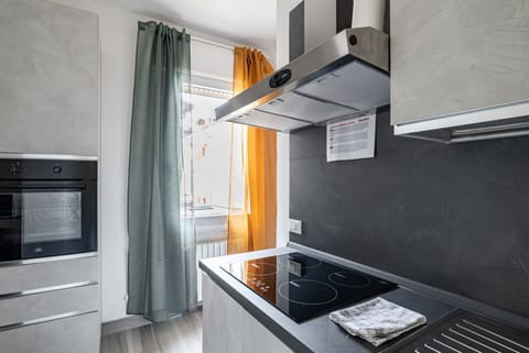 65 sqm apartment located on the first floor of a building without a lift (stairs to access), can comfortably accommodate up to 6 people.The accommodation consists of two bedrooms, living room with kitchenette, bathroom and balcony.The accommodation is lo Apartment in Padua