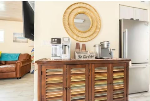 Coffee bar (coffee provided), 2 pod, 1 coffee maker, to go cups for beach.