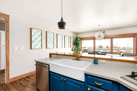 Open-Concept Kitchen Overlooking Dining Room & City Views - Culinary Delight with a View