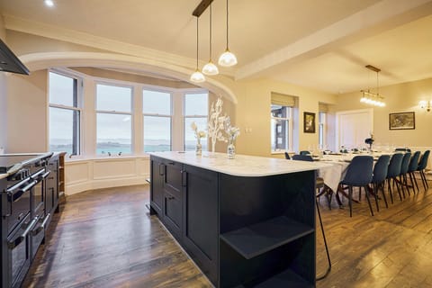 Stunning kitchen-dining room - a perfect social space for cooking and dining.
