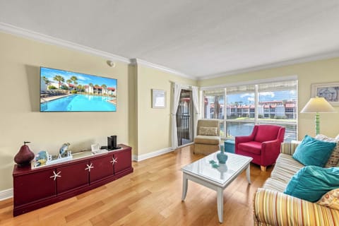 Open-Concept Living & Dining – Bright, Beachy Comfort at Dan’s Florida Condos
