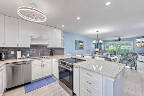 Open-Concept Living & Dining – Bright, Beachy Comfort at Dan’s Florida Condos with Bay Views!