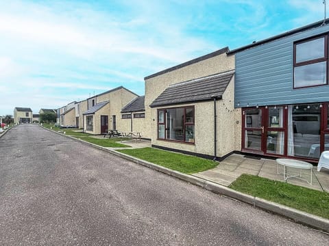 Choose this bungalow located on Perran View Holiday Park for a relaxing and fun-filled getaway by the Cornish coast.