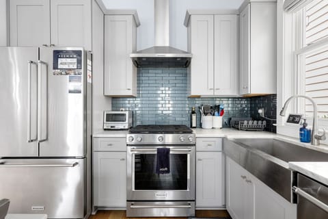 Fully Stocked Kitchen w/ Stainless Steel Appliances