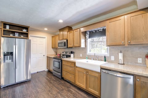 Kitchen | 1st Floor | Keurig Coffee Maker | Blender | Trash Bags & Paper Towels