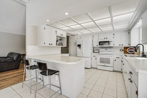 Kitchen | Main Level | Blender | Toaster | Slow Cooker | Spices