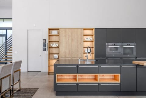 Double ovens and deep drawers for storage