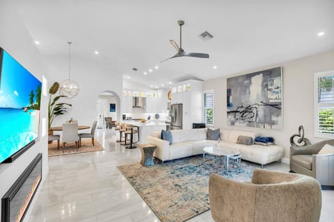 Welcome to Paradise in Naples Park