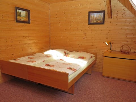 Property, Plant, Rectangle, Bed Frame, Tablecloth, Table, Interior Design, Wood, Flooring, Floor