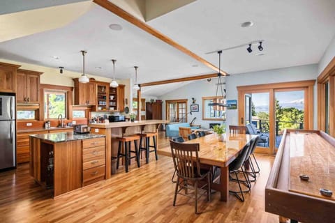 "My group of friends stayed at this house for Thanksgiving 2024 and we are already hoping to come back for Thanksgiving 2025!" - Kitty