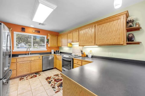 Kitchen supplied with cookware essentials!