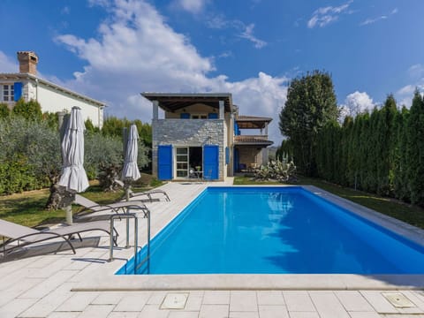 Water, Cloud, Plant, Sky, Property, Swimming Pool, Nature, Azure, Building, Architecture