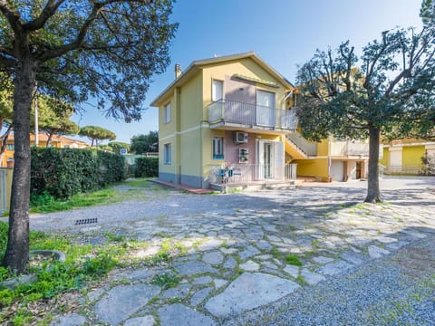 Sky, Building, Plant, Property, Window, Road Surface, Tree, House, Land Lot, Urban Design