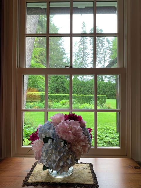 Gather flowers from the spacious grounds to create bouquets during your stay!
