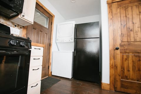 Kitchen (fridge, stove, oven, microwave, pantry, washer and dryer-NO dishwasher)