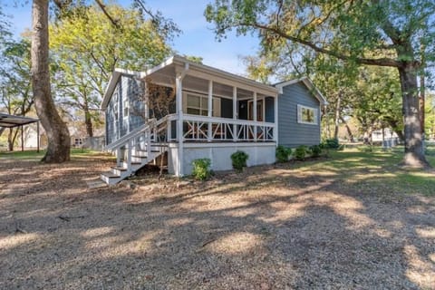 Cozy retreat. Family getaway, near cedar creek lake.