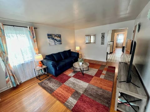 Living Room w Smart TV