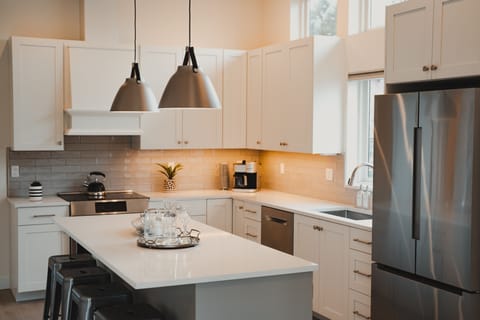 Fully equipped kitchen. Island seating for 4 people.