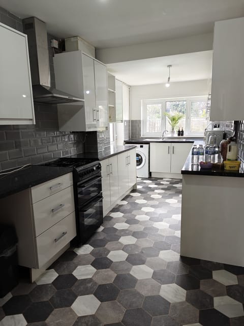 Kitchen: Oven, grill, stove, washing machine, microwave, toaster, kettle +