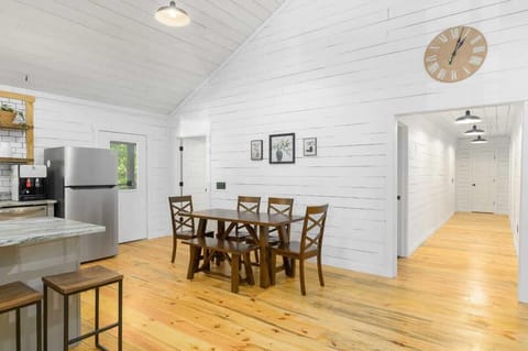 Dining table for 6 and additional 4 barstools at the kitchen counters