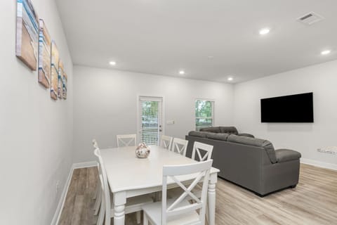 Dining Area - Table seats 6