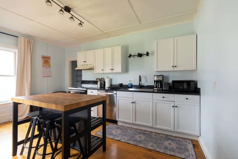 The wide spaces of the fully equipped kitchen are ideal for cooking a delicious meal of any size or complexity.