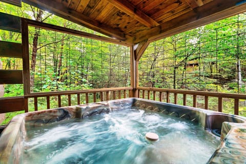Aww...Can you hear the roar of the jets? Perfect place to soak & feel brand new.