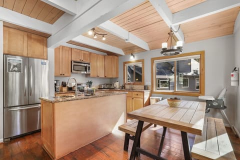 Open concept kitchen & dining area