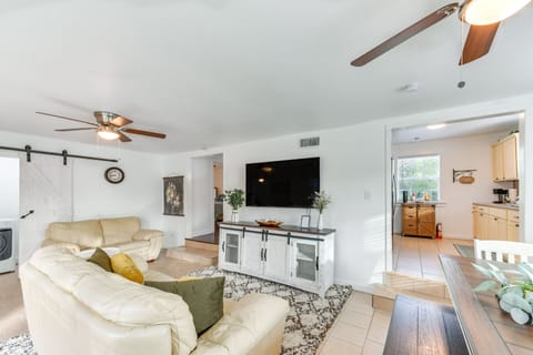 Living Room | Free WiFi | Central A/C | Smart TV