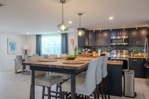 Breakfast space for up to 6 guests