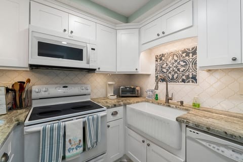 Fully furnished kitchen to make dining in a pleasure.